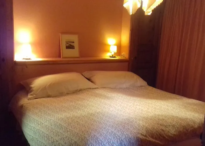 Authentic 2 Bedroom アパート